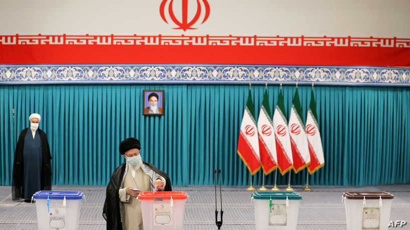 عەلی خامنەیی دەنگی خۆی خستە نێو سندووقەکانی دەنگدان
